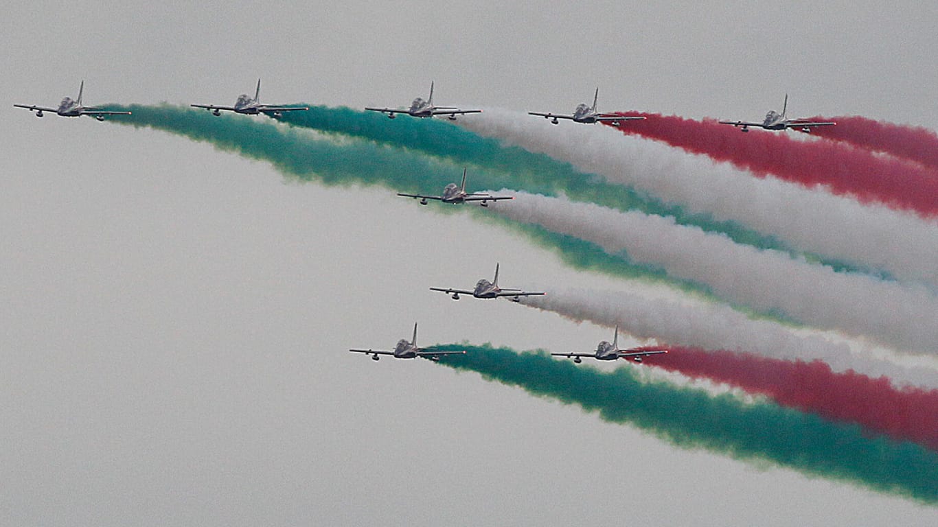 Flugzeuge des Kunstflugteams 'Frecce Tricolori' der italienischen Luftwaffe treten während der jährlichen Air Show auf.