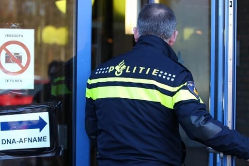 Ein niederländischer Polizist am Gebäude, in dem der DNA-Massentest stattfindet: Mehr als 14.000 Männer gaben in den Niederlanden eine DNA-Probe ab.