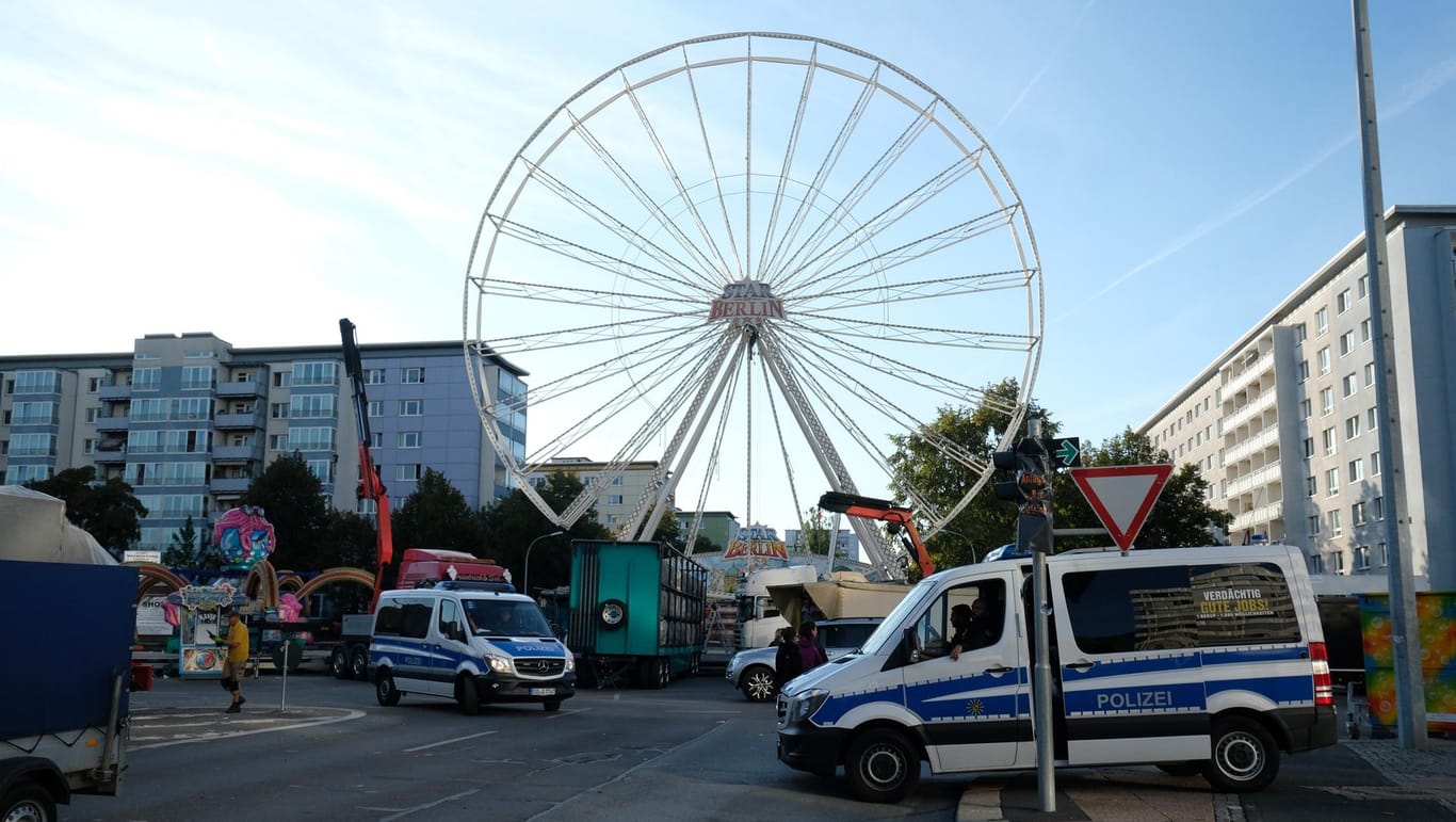 Polizeifahrzeuge stehen in Chemnitz vor dem Zugang zum Stadtfest: Nach dem verhängnisvollen Streit in der Chemnitzer Innenstadt in der Nacht zu Sonntag mit einem Todesopfer und zwei Verletzten endete das Stadtfest vorzeitig.