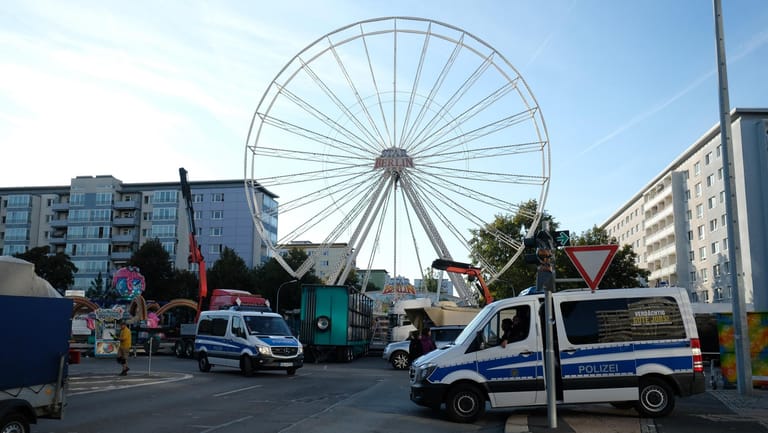 Polizeifahrzeuge stehen in Chemnitz vor dem Zugang zum Stadtfest: Nach dem verhängnisvollen Streit in der Chemnitzer Innenstadt in der Nacht zu Sonntag mit einem Todesopfer und zwei Verletzten endete das Stadtfest vorzeitig.
