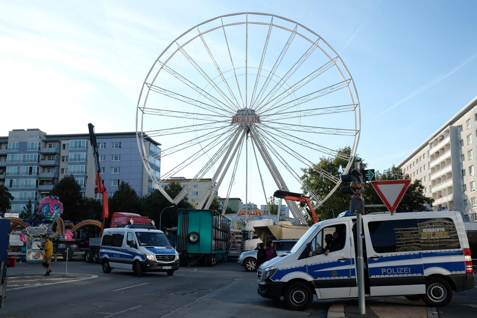 Polizeifahrzeuge stehen in Chemnitz vor dem Zugang zum Stadtfest: Nach dem verhängnisvollen Streit in der Chemnitzer Innenstadt in der Nacht zu Sonntag mit einem Todesopfer und zwei Verletzten endete das Stadtfest vorzeitig.