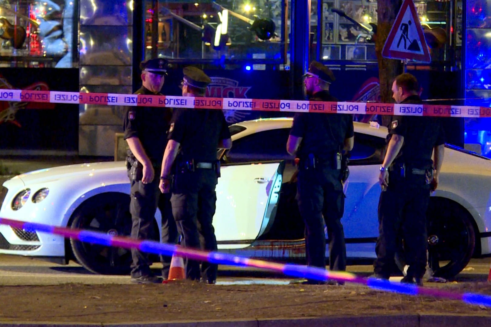 Polizisten stehen neben einem Auto auf dem Millerntorplatz, nachdem Schüsse gefallen sind: Der schwerverletzte Angeschossene kam ins Krankenhaus.