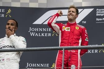 Den Rückstand auf Lewis Hamilton (l.) verkürzt: Sebastian Vettel feiert seinen Triumph in Spa.