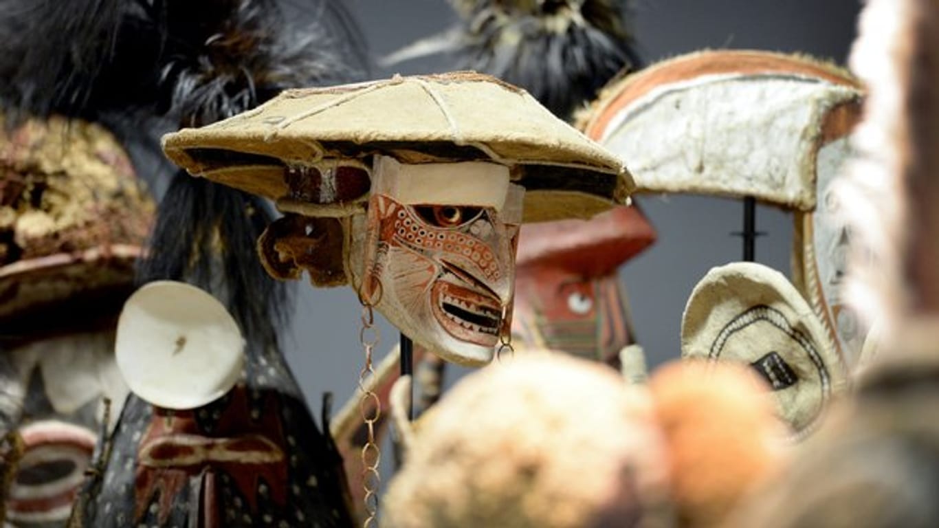 Masken, Ahnenpfähle und Tierfiguren aus Ozeanien.