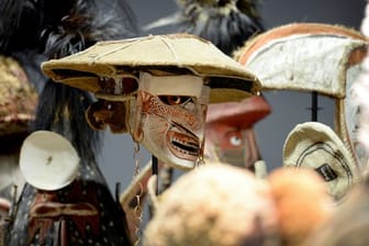 Masken, Ahnenpfähle und Tierfiguren aus Ozeanien.