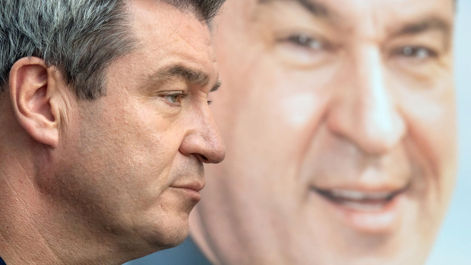 Markus Söder, Ministerpräsident von Bayern, vor einem CSU-Wahlplakat: In den letzten zwei Wochen hat Söders Partei 1,3 Prozentpunkte eingebüßt. (Archivbild) Markus Söder, Ministerpräsident von Bayern, vor einem CSU-Wahlplakat: In den letzten zwei Wochen hat Söders Partei 1,3 Prozentpunkte eingebüßt. (Archivbild)