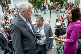 Bundesinnenminister Horst Seehofer (CSU) mit Grünen-Fraktionschefin Katrin Göring-Eckardt beim Tag der offenen Tür in der Bundespressekonferenz: Ihre Parteien könnten bald eine gemeinsame Mehrheit bilden.