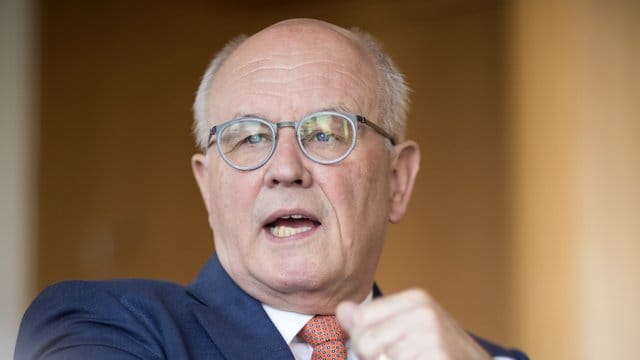 "Der Beginn des Schuljahres in vielen Bundesländern hat gezeigt, dass unser Land in Gefahr ist, langsam in einen Bildungsnotstand hineinzulaufen", sagt Kauder. "Der Beginn des Schuljahres in vielen Bundesländern hat gezeigt, dass unser Land in Gefahr ist, langsam in einen Bildungsnotstand hineinzulaufen", sagt Kauder.