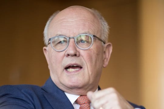 "Der Beginn des Schuljahres in vielen Bundesländern hat gezeigt, dass unser Land in Gefahr ist, langsam in einen Bildungsnotstand hineinzulaufen", sagt Kauder.