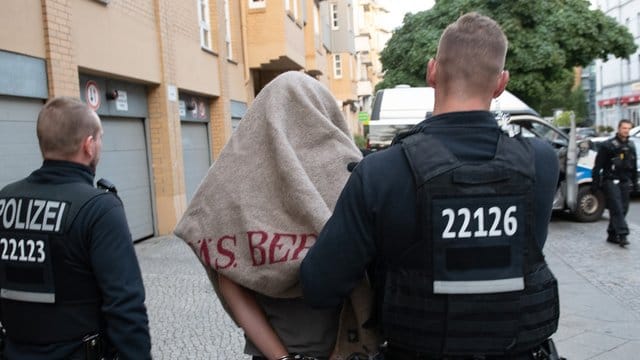 Die festgenommenen Brüder sollen zu einer bekannten Großfamilie gehören, aus deren Besitz im Juli zahlreiche Immobilien beschlagnahmt worden waren. Die festgenommenen Brüder sollen zu einer bekannten Großfamilie gehören, aus deren Besitz im Juli zahlreiche Immobilien beschlagnahmt worden waren.