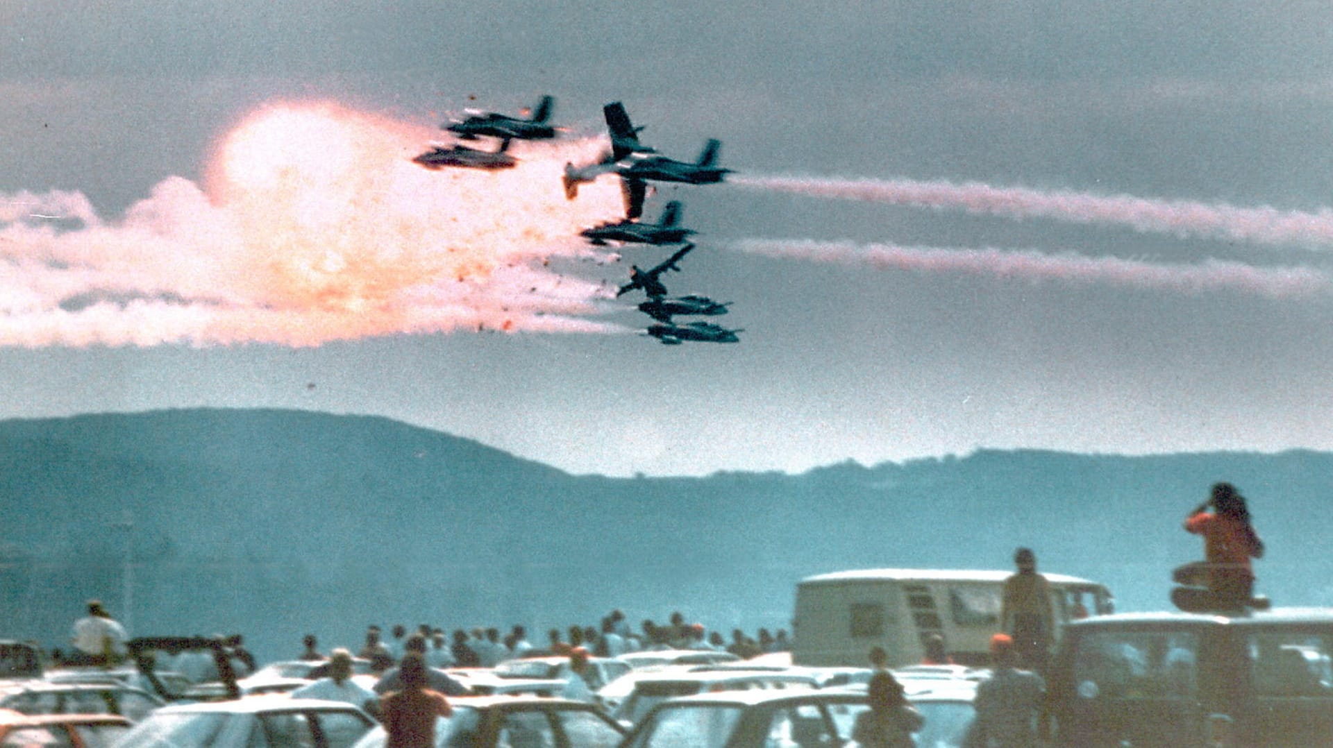 Flugschau in Ramstein: 1988 stießen drei Piloten der italienischen Kunstflugstaffel "Frecce Tricolori" in der Luft zusammen.