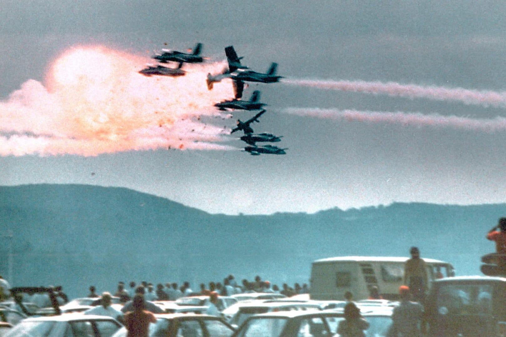 Flugschau in Ramstein: 1988 stießen drei Piloten der italienischen Kunstflugstaffel "Frecce Tricolori" in der Luft zusammen.