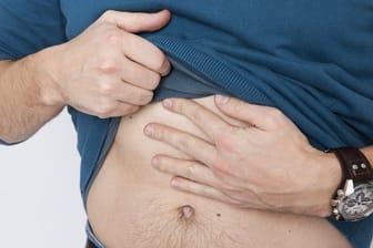 Eine akute Bauchspeicheldrüsenentzündung führt fast immer zu starken Schmerzen im Oberbauch.