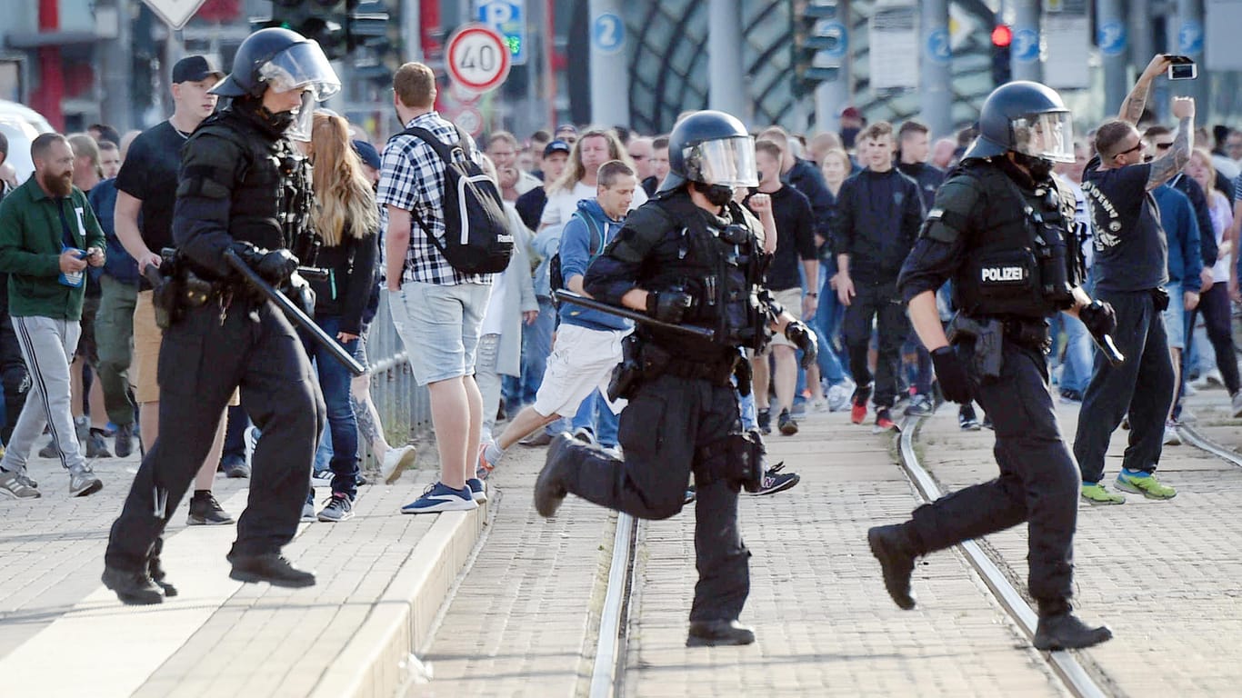 Polizisten am Sonntag nach dem Abbruch des Stadtfestes in Chemnitz: Die Ordnungshüter wurden von der Gewalt überrascht.