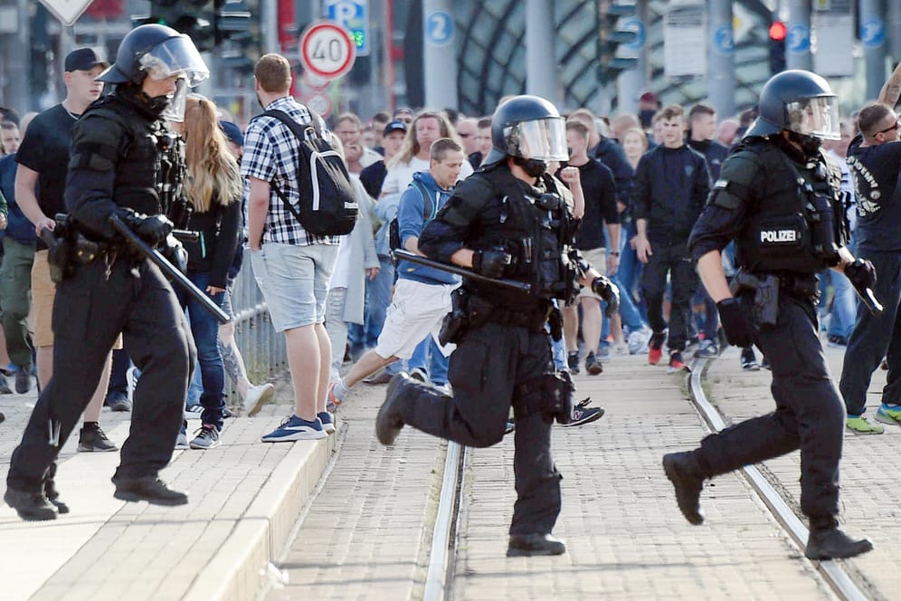 Polizisten am Sonntag nach dem Abbruch des Stadtfestes in Chemnitz: Die Ordnungshüter wurden von der Gewalt überrascht.