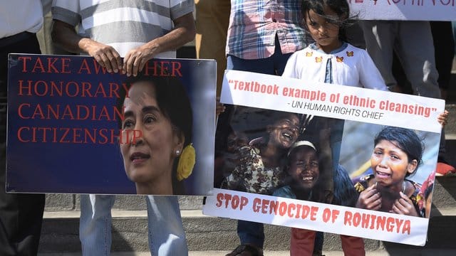 Protest in Kanada: Demonstranten mit dem Konterfei von Myanmars Regierungschefin Aung San Suu Kyi und der Forderung, ihr die ehrenhalber verliehene kanadische Staatsbürgerschaft wieder abzuerkennen.