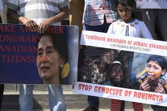 Protest in Kanada: Demonstranten mit dem Konterfei von Myanmars Regierungschefin Aung San Suu Kyi und der Forderung, ihr die ehrenhalber verliehene kanadische Staatsbürgerschaft wieder abzuerkennen.