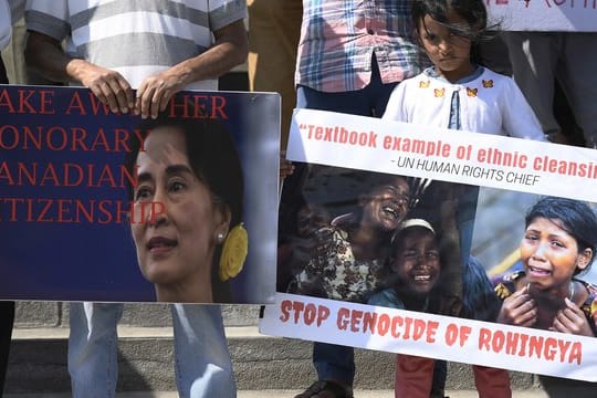 Protest in Kanada: Demonstranten mit dem Konterfei von Myanmars Regierungschefin Aung San Suu Kyi und der Forderung, ihr die ehrenhalber verliehene kanadische Staatsbürgerschaft wieder abzuerkennen.