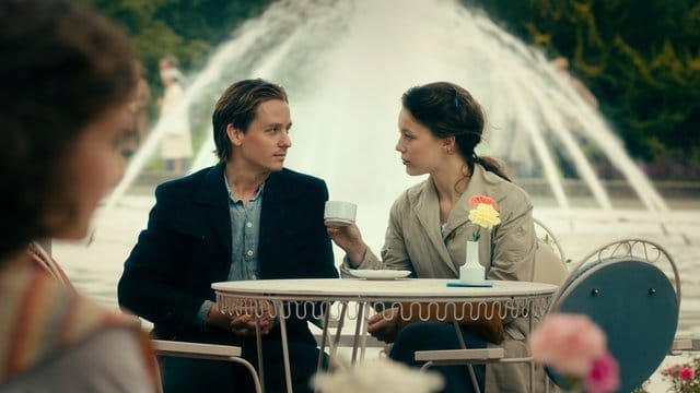 Künstler Kurt Barnert (Tom Schilling) und Studentin Elizabeth (Paula Beer) in einer Szene des Films "Werk ohne Autor".