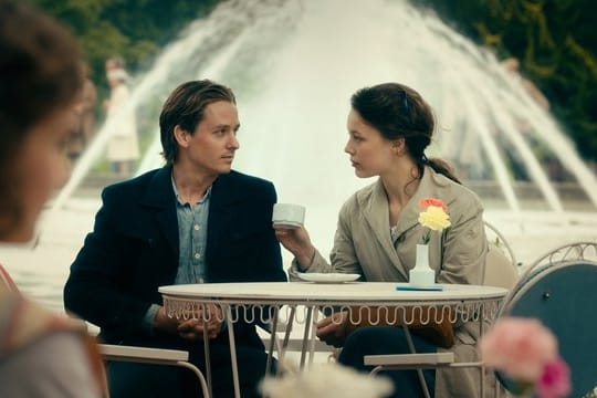 Künstler Kurt Barnert (Tom Schilling) und Studentin Elizabeth (Paula Beer) in einer Szene des Films "Werk ohne Autor".