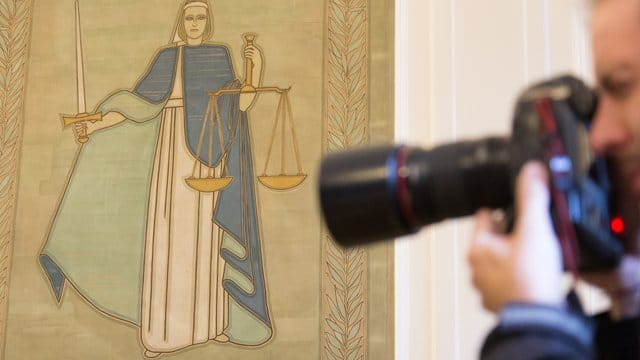 Die Jugendlichen sollen ihr Opfer bei der Misshandlung gefilmt haben. Die Jugendlichen sollen ihr Opfer bei der Misshandlung gefilmt haben.