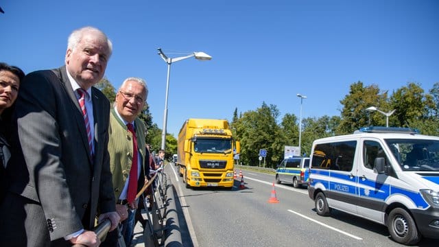 Bundesinnenminister Horst Seehofer und Joachim Herrmann, Innenminister von Bayern, beobachten die Grenzkontrollen der bayerischen Polizei. Bundesinnenminister Horst Seehofer und Joachim Herrmann, Innenminister von Bayern, beobachten die Grenzkontrollen der bayerischen Polizei.