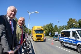 Bundesinnenminister Horst Seehofer und Joachim Herrmann, Innenminister von Bayern, beobachten die Grenzkontrollen der bayerischen Polizei.