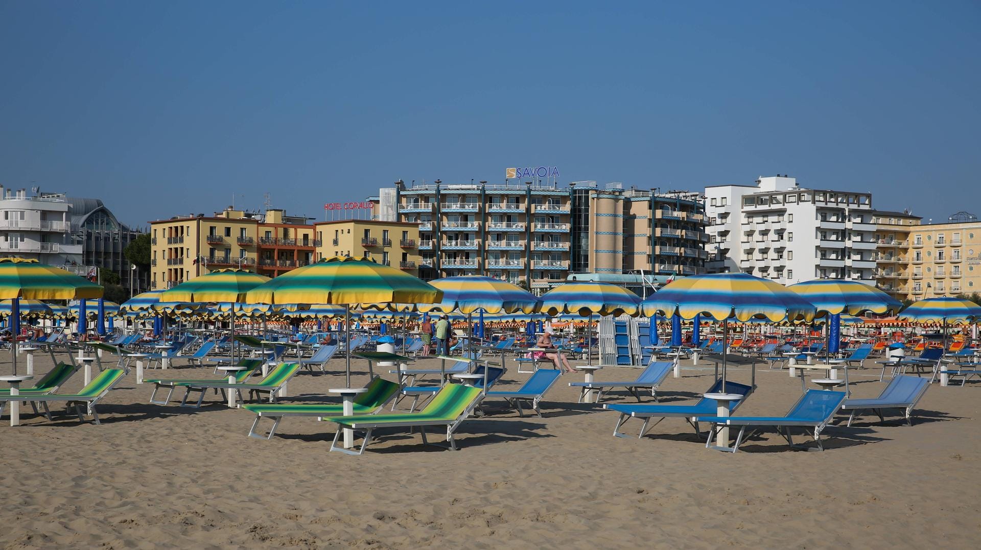Die Adriaküste bei Rimini: In einem Hotelzimmer sollen sich die beiden Männer an der jungen Frau vergangen haben. (Archivbild) Die Adriaküste bei Rimini: In einem Hotelzimmer sollen sich die beiden Männer an der jungen Frau vergangen haben. (Archivbild)
