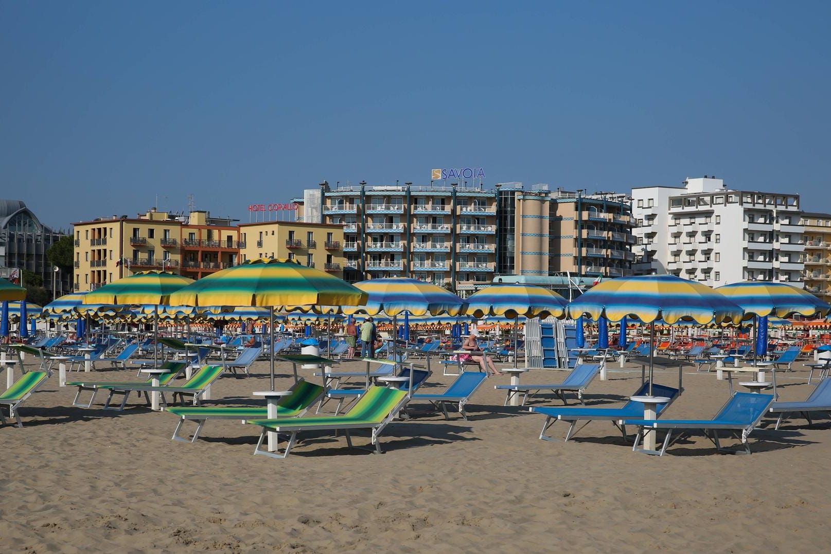 Die Adriaküste bei Rimini: In einem Hotelzimmer sollen sich die beiden Männer an der jungen Frau vergangen haben. (Archivbild)