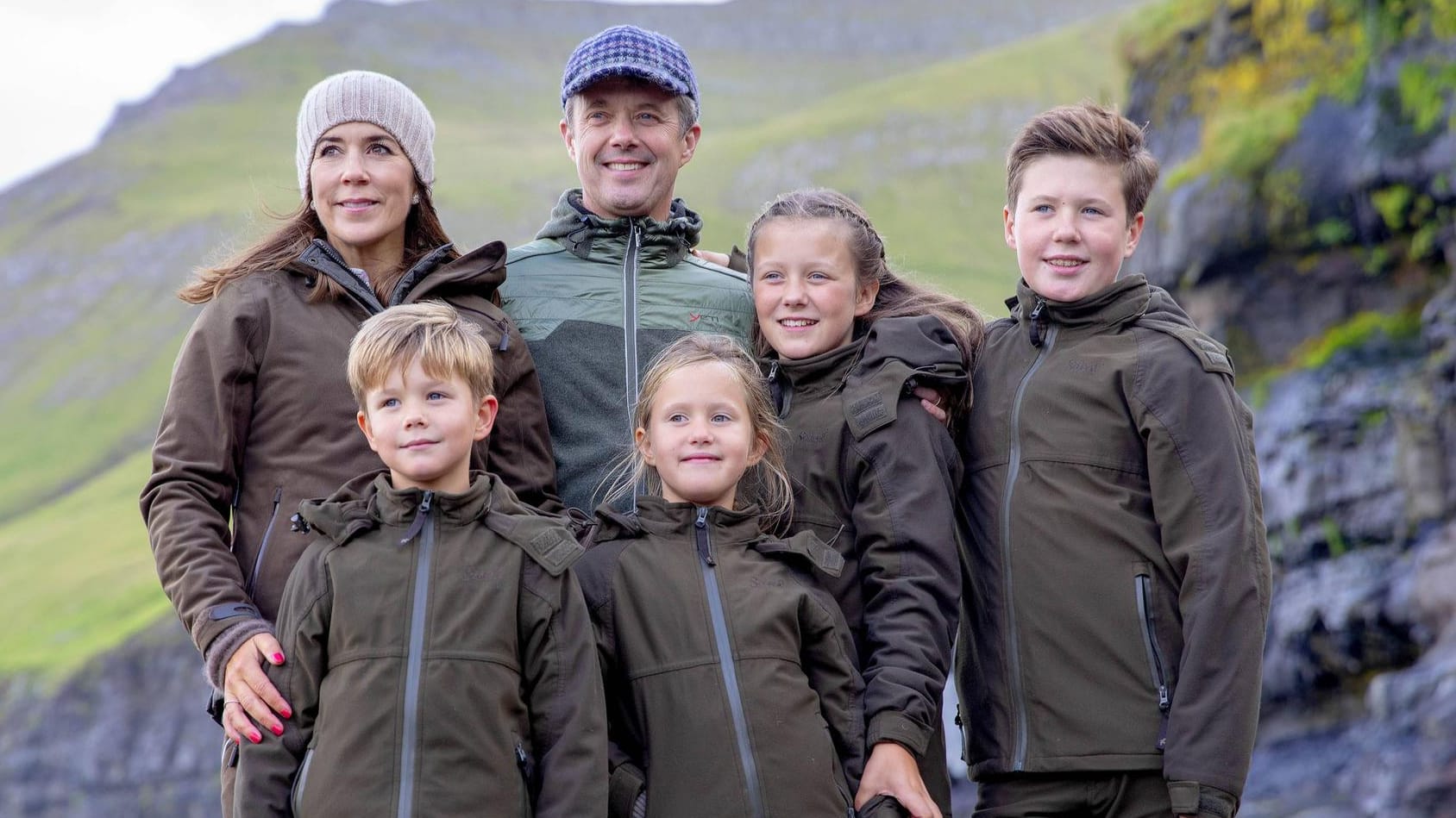 Royals im Urlaub – und im Partnerlook: Kronprinzessin Mary, Kronprinz Frederik, Prinz Vincent, Prinzessin Josephine, Prinzessin Isabella und Prinz Christian von Dänemark auf den Färöer-Inseln.