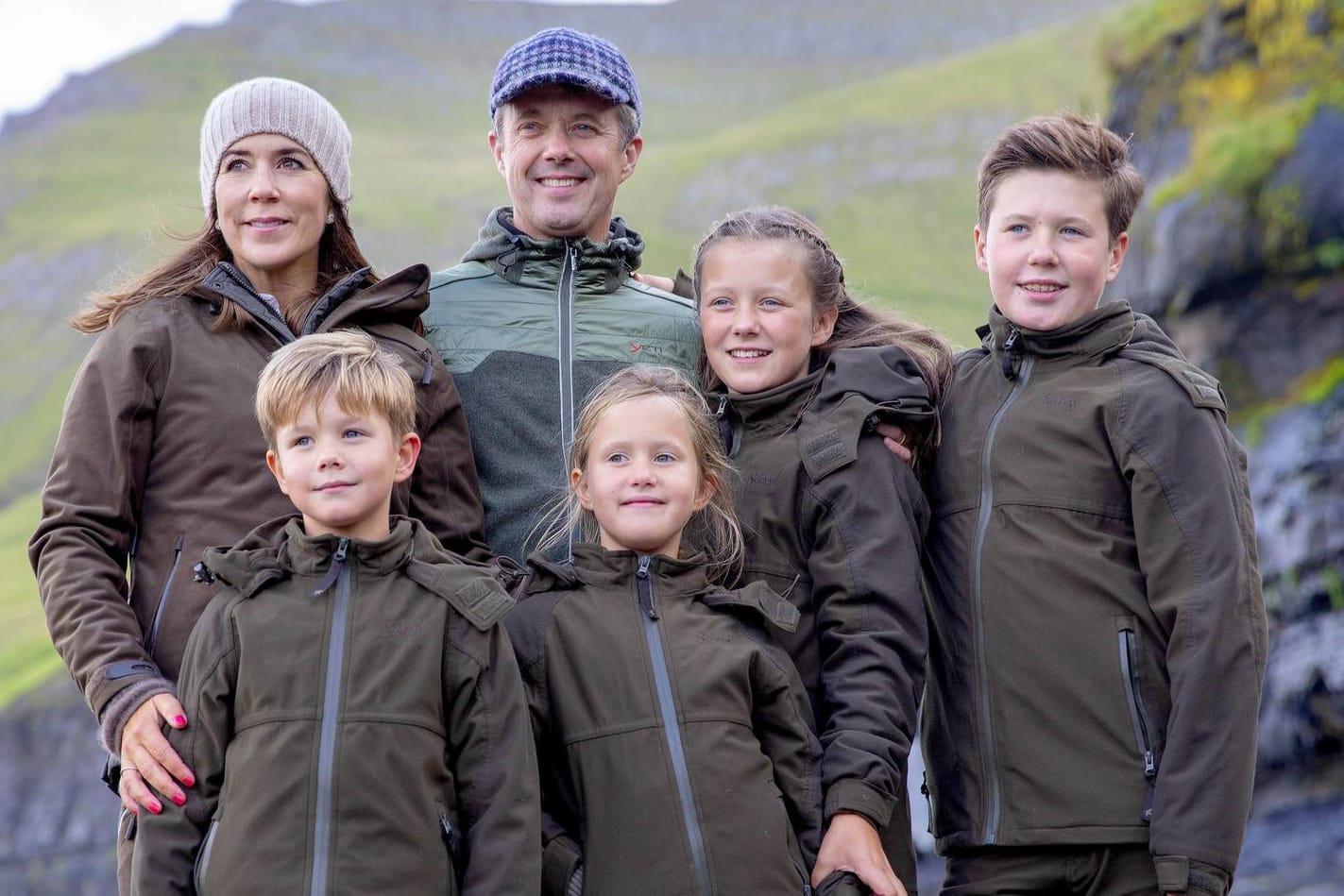 Royals im Urlaub – und im Partnerlook: Kronprinzessin Mary, Kronprinz Frederik, Prinz Vincent, Prinzessin Josephine, Prinzessin Isabella und Prinz Christian von Dänemark auf den Färöer-Inseln.