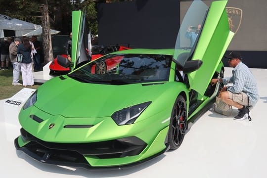 Der Lamborghini Aventador SVJ spurtet aus dem Stand in 2,8 Sekunden von 0 auf 100 km/h.