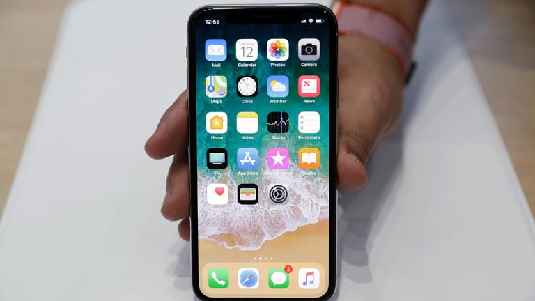 Apple iPhone X: Apple will laut einem Medienbericht für alle Preisklassen seiner nächsten iPhone-Generation das Design des aktuellen Top-Modells X übernehmen.