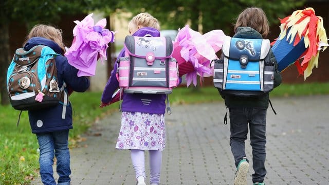 Erstklässler auf dem Weg zur Einschulung: Die Leistung für den Schulbedarf beträgt für Kinder aus Hartz-IV-Haushalten pauschal 100 Euro jährlich. Erstklässler auf dem Weg zur Einschulung: Die Leistung für den Schulbedarf beträgt für Kinder aus Hartz-IV-Haushalten pauschal 100 Euro jährlich.