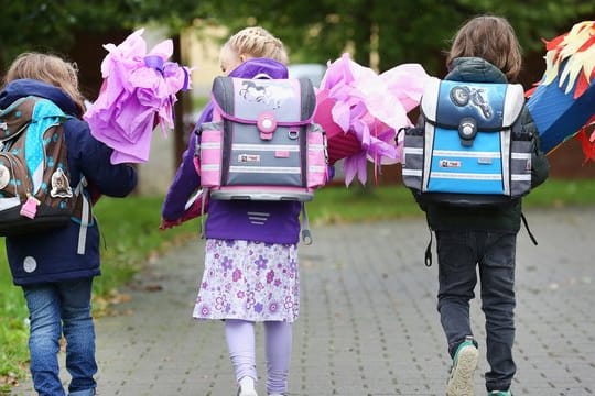 Erstklässler auf dem Weg zur Einschulung: Die Leistung für den Schulbedarf beträgt für Kinder aus Hartz-IV-Haushalten pauschal 100 Euro jährlich.