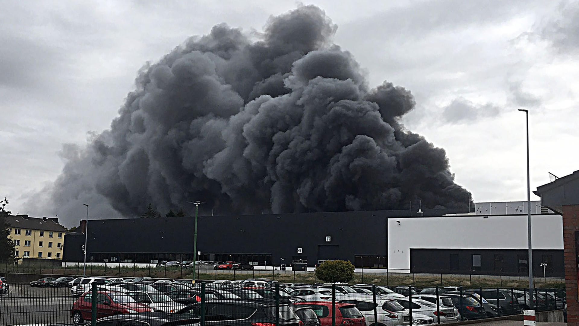 Rauch steigt in einem Gewerbegebiet in Aachen auf: In einer Gewerbehalle ist Kabelschrott in Brand geraten.