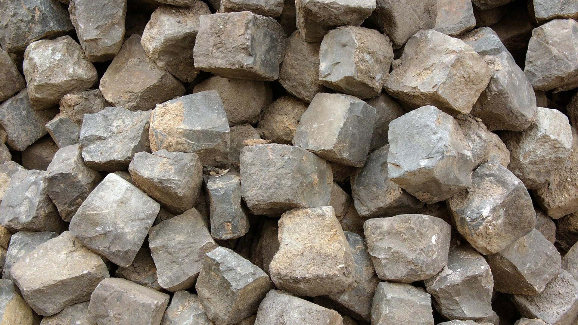 Zur Tatwaffe umfunktioniert: Unbekannte bewarfen Autos mit Pflastersteinen (Symbolbild). Zur Tatwaffe umfunktioniert: Unbekannte bewarfen Autos mit Pflastersteinen (Symbolbild).