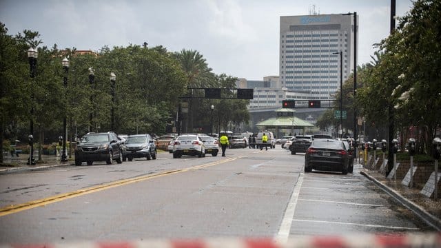 Polizisten sperren eine Straße in der Nähe des Einkaufs- und Vergnügungszentrums "The Landing". Polizisten sperren eine Straße in der Nähe des Einkaufs- und Vergnügungszentrums "The Landing".