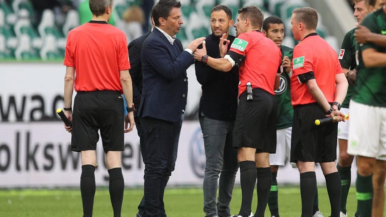 Schalke-Manager Christian Heidel (3. v. l.) und -Trainer Domenico Tedesco (r. daneben) hatten nach dem Abpfiff in Wolfsburg einiges mit Schiedsrichter Patrick Ittrich zu besprechen.