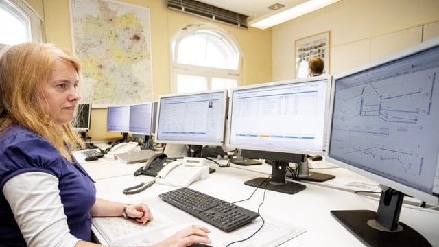 Judith Schleder, Pflegeexpertin für Herzinsuffizienz, sitzt im Telemedizincentrum Charite an einem Computerarbeitsplatz. Judith Schleder, Pflegeexpertin für Herzinsuffizienz, sitzt im Telemedizincentrum Charite an einem Computerarbeitsplatz.