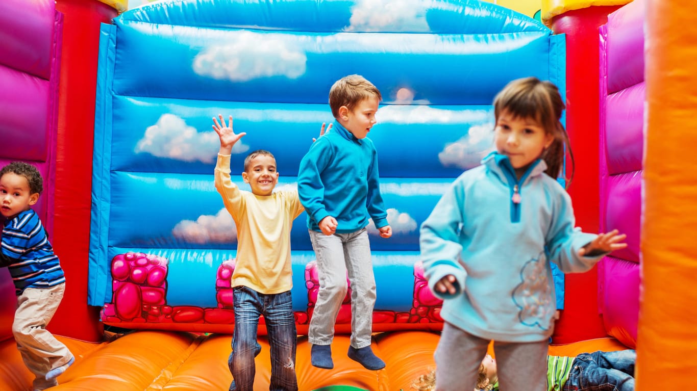 Kinder spielen auf einer Hüpfburg: In einem Indoor-Spielplatz in Gerolzhofen blieb es nicht bei den freudigen Gesichtern, denn ein Junge wurde lebensgefährlich verletzt