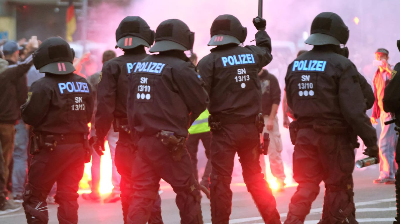 Polizei und Pyro: Bei den Kundgebungen bewarfen sich die Teilnehmer immer wieder mit Böllern.
