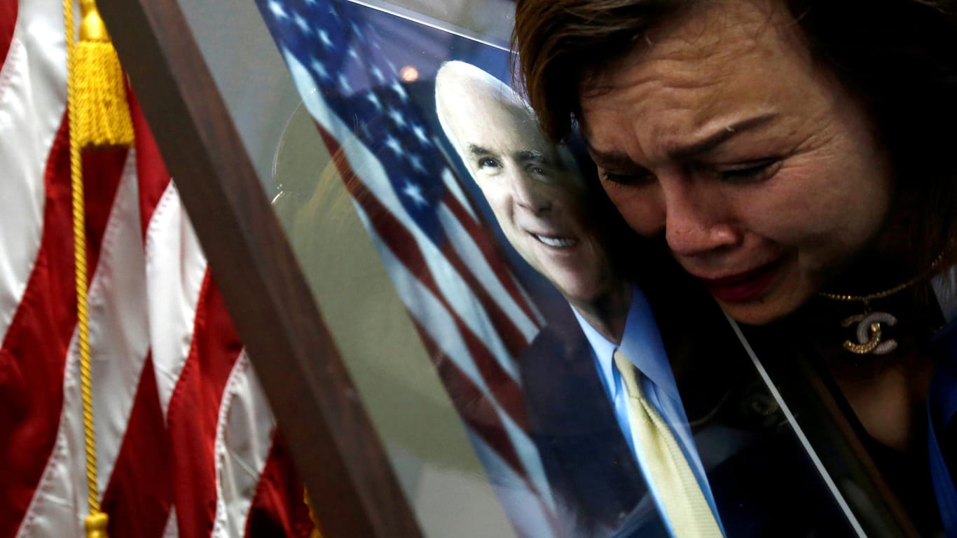 Trauern um US-Senator John McCain: Er grenzte sich in seiner Abschiedsbotschaft ein letztes Mal von US-Präsident Donald Trump ab.