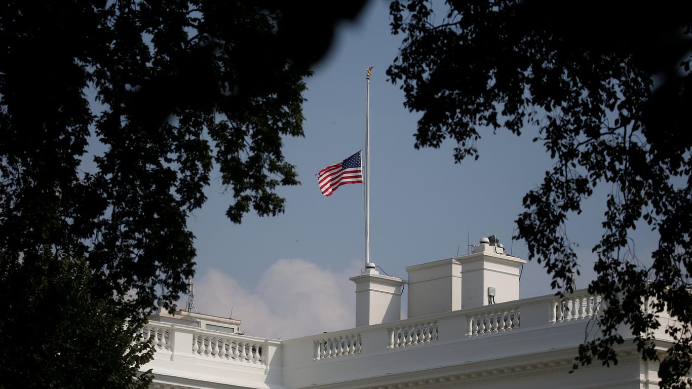 US-Flagge am Weißen Haus auf Halbmast: Donald Trump entschied sich seinen Widersacher McCain doch zu würdigen.