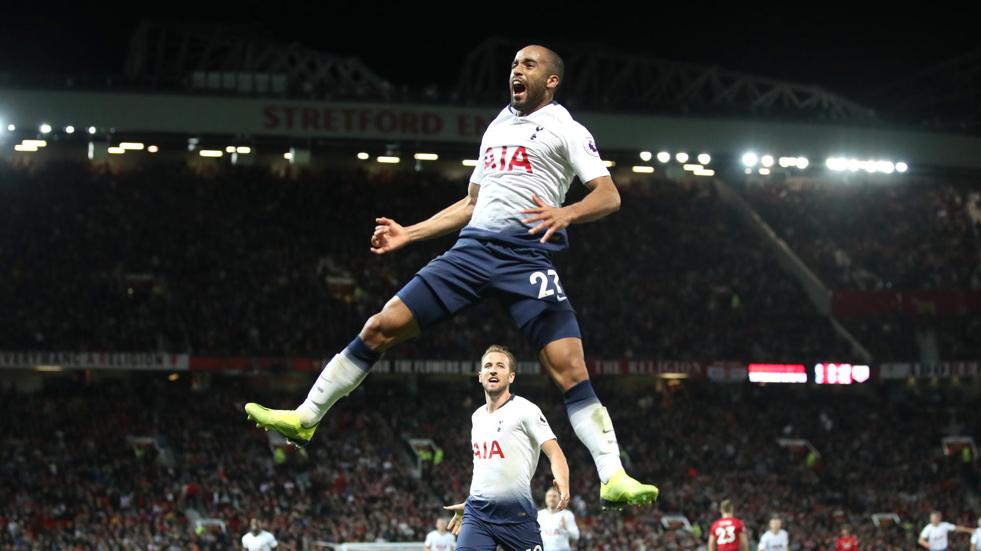 Tottenhams Lucas Moura jubelt nach dem dritten Tor für seine Mannschaft gegen Manchester United im Old Trafford Stadion.