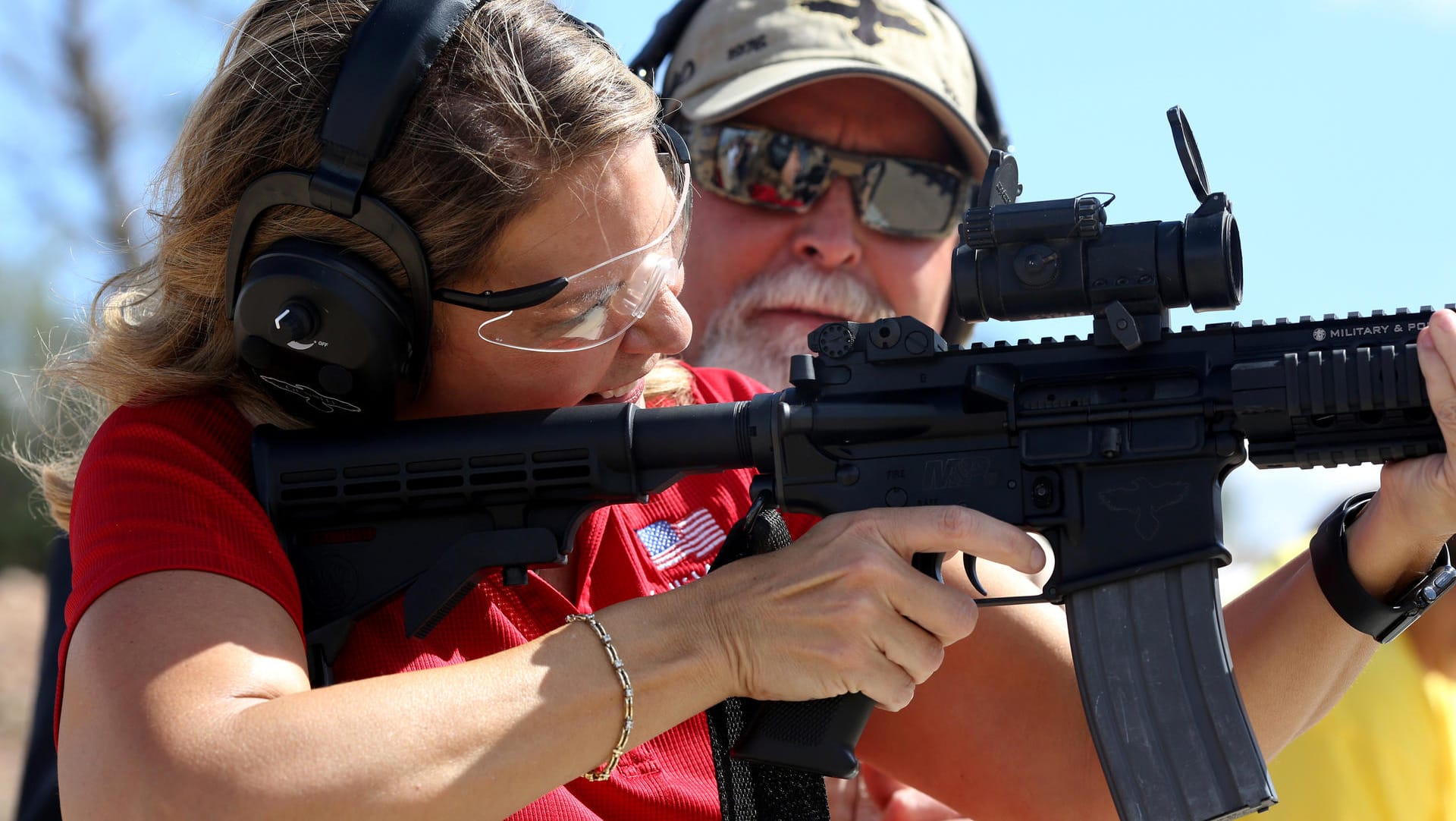 Kelli Ward beim Wahlkampf auf einer Schießanlage