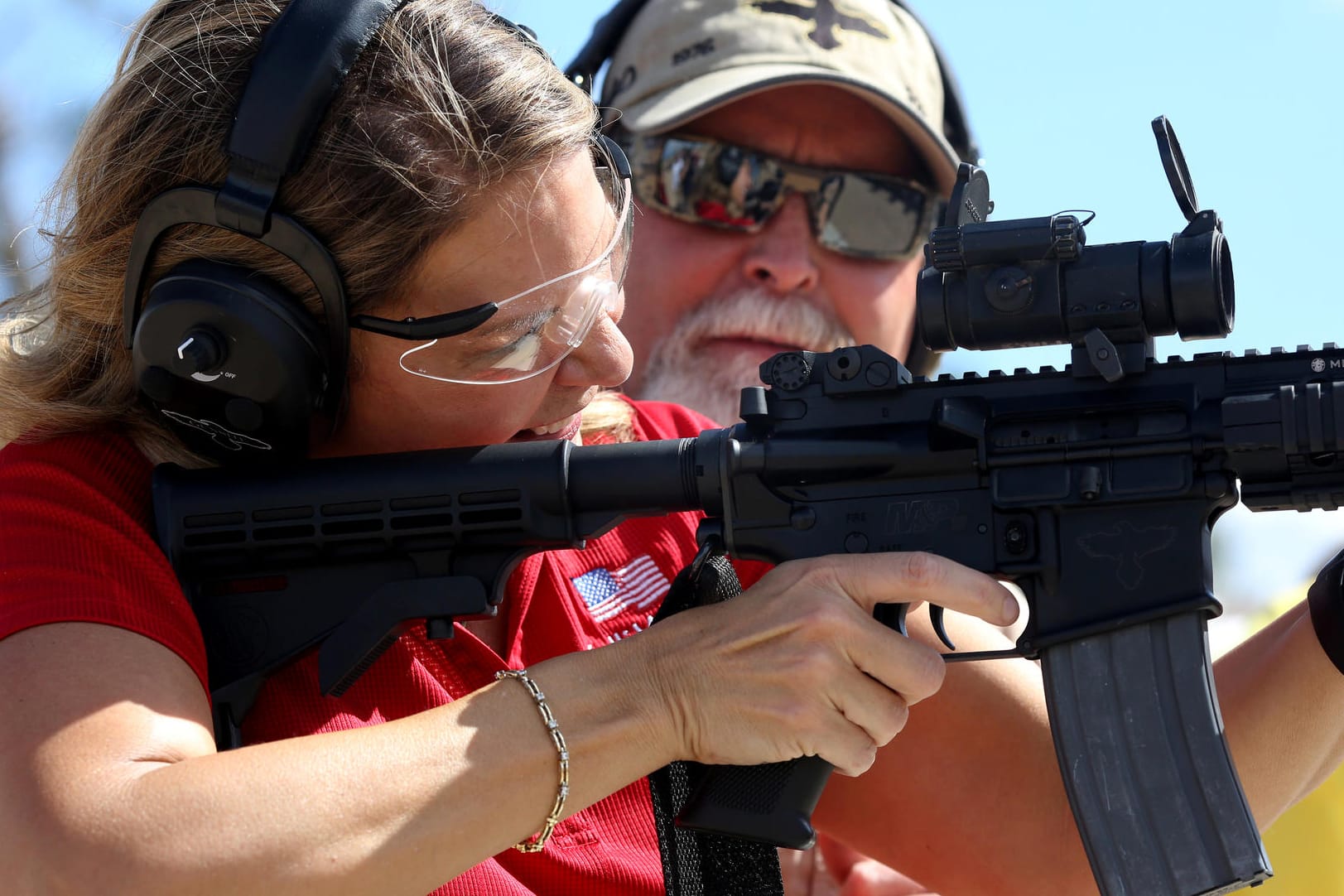Kelli Ward beim Wahlkampf auf einer Schießanlage