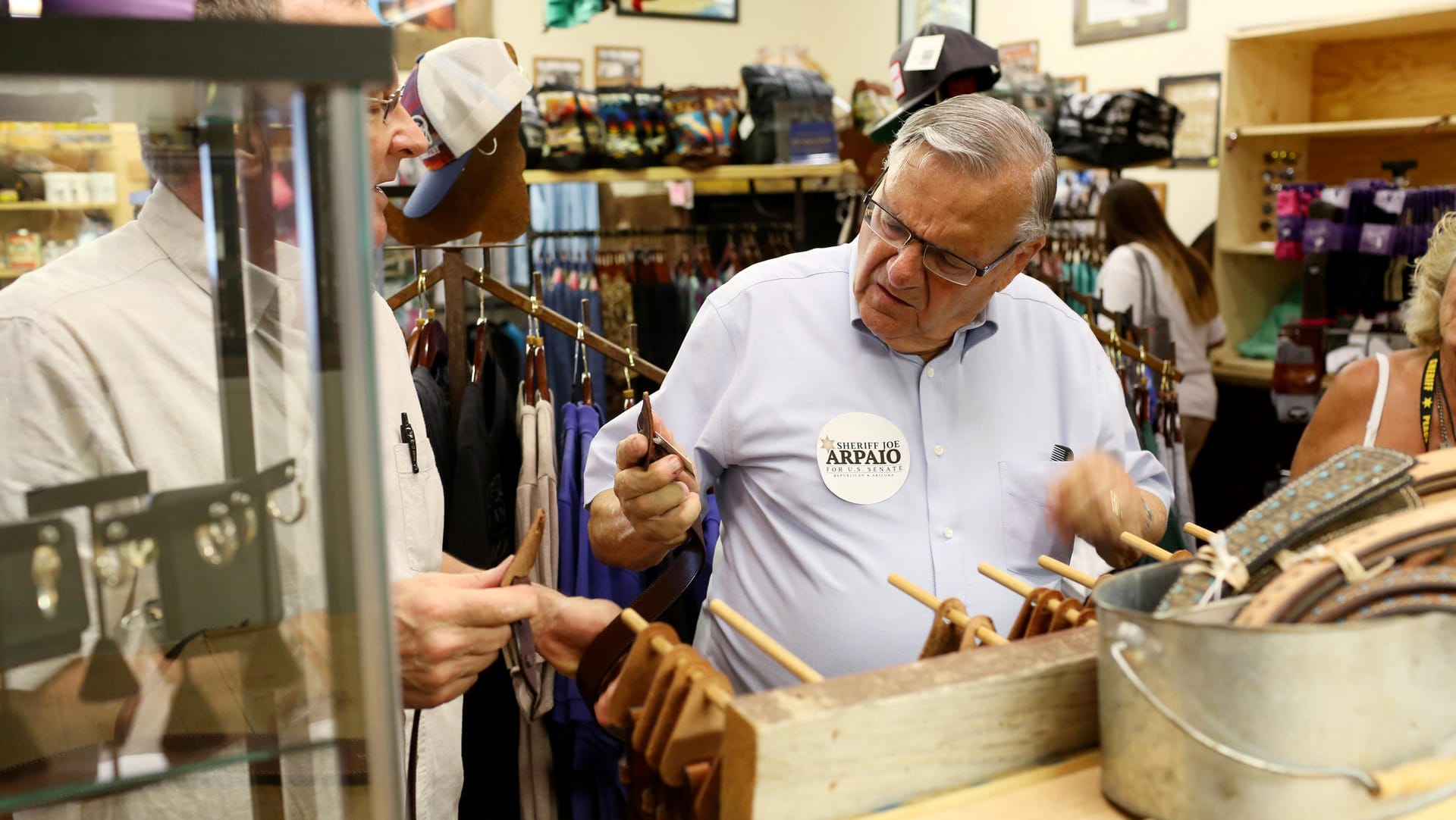 Ex-Sheriff Joe Arpaio besucht eine Sattlerei