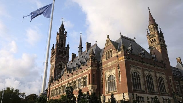Die Flagge der Vereinten Nationen weht vor dem Internationalen Gerichtshof in Den Haag. Die Flagge der Vereinten Nationen weht vor dem Internationalen Gerichtshof in Den Haag.