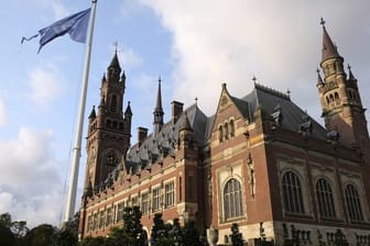 Die Flagge der Vereinten Nationen weht vor dem Internationalen Gerichtshof in Den Haag.
